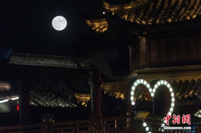 資料圖：中秋之夜，一輪明亮的圓月高懸南京上空。 <a target='_blank' href='/'>中新社</a>記者 泱波 攝 　