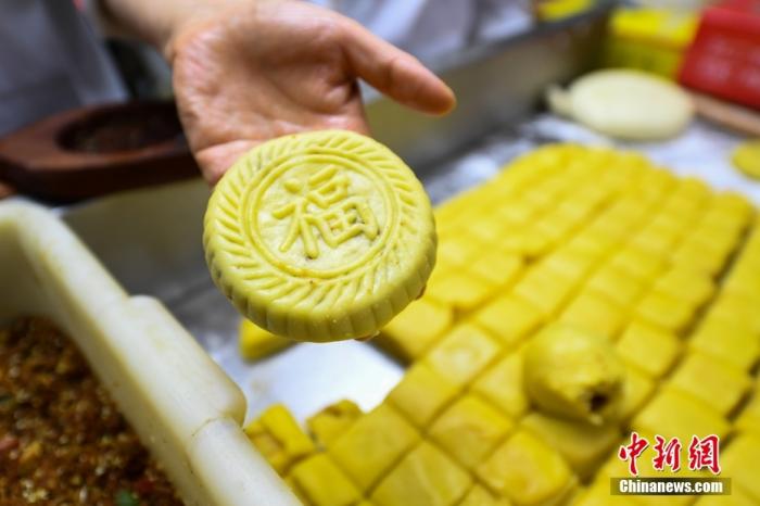 資料圖：山西省太原市一月餅店，工作人員用傳統(tǒng)技藝制作手工月餅。 <a target='_blank' href='/'>中新社</a>記者 武俊杰 攝