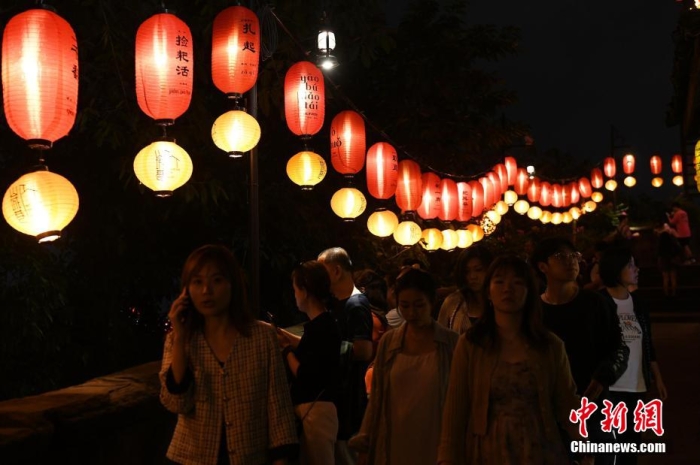 圖為游客夜游山城巷感受山城獨(dú)特魅力。<a target='_blank' href='/' >中新網(wǎng)</a>記者 周毅 攝