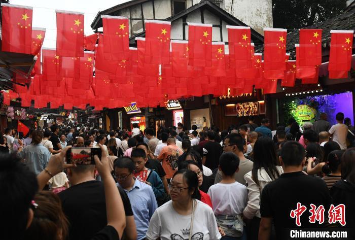 　　圖為重慶千年古鎮(zhèn)磁器口游人如織。<a target='_blank' href='/' >中新網(wǎng)</a>記者 周毅 攝
