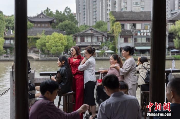 10月6日，浙江杭州，游客在京杭大運(yùn)河南端的拱宸橋附近拍攝照片。 <a target='_blank' href='/'>中新社</a>記者 泱波 攝