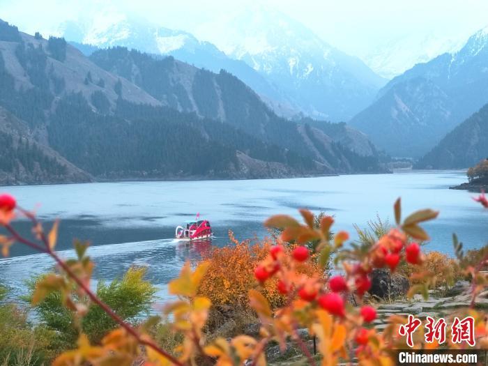 新疆天山天池風(fēng)景區(qū)秋色宜人。<a target='_blank' href='/' >中新網(wǎng)</a>記者 王小軍 攝