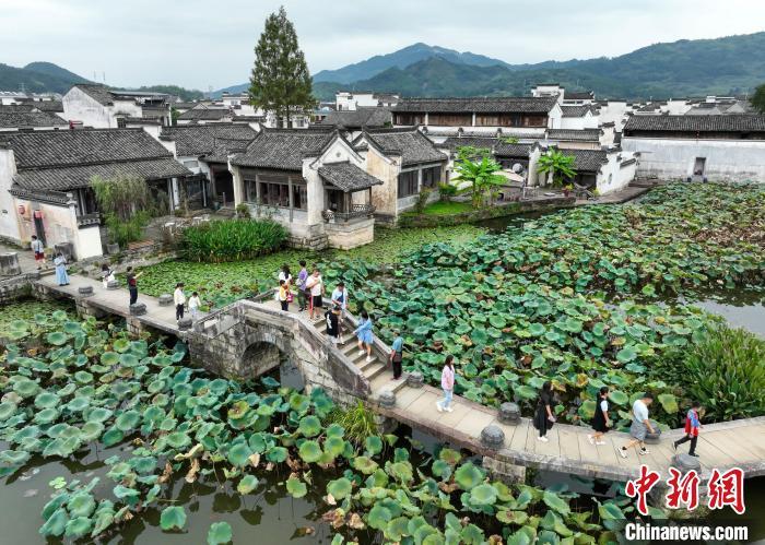 游客在安徽省黃山市徽州區(qū)呈坎古村落游玩。施亞磊 攝