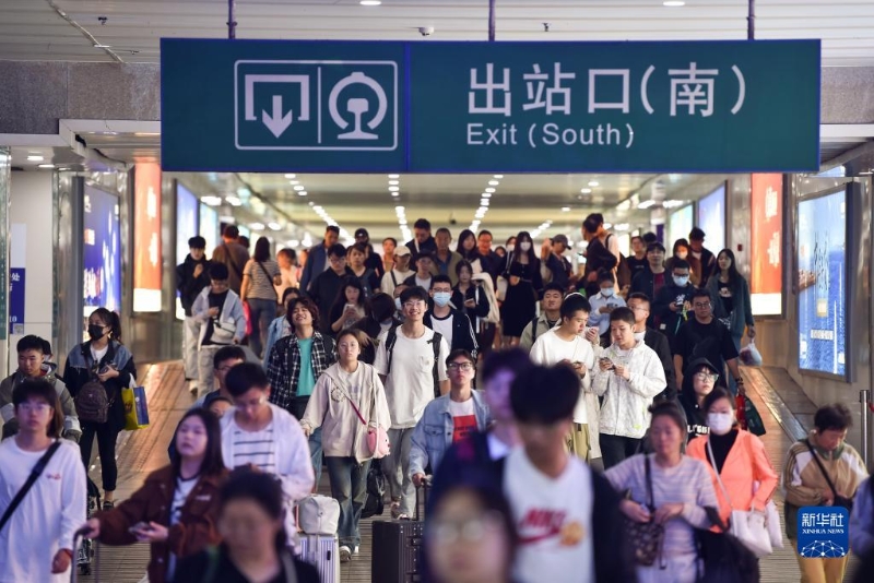 10月5日，旅客從南京火車站出站口出站。（圖源：新華社）
