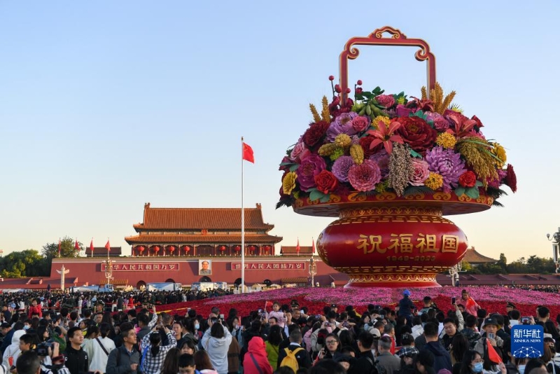 10月1日，在觀看升旗儀式后，人們在北京天安門廣場參觀。（圖源：新華社）