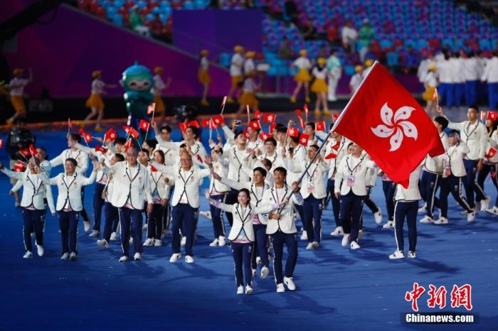9月23日，杭州第19屆亞運(yùn)會(huì)開幕式在浙江杭州奧體中心體育場(chǎng)舉行，中國香港代表團(tuán)入場(chǎng)。 <a target='_blank' href='/'>中新社</a> 富田 攝
