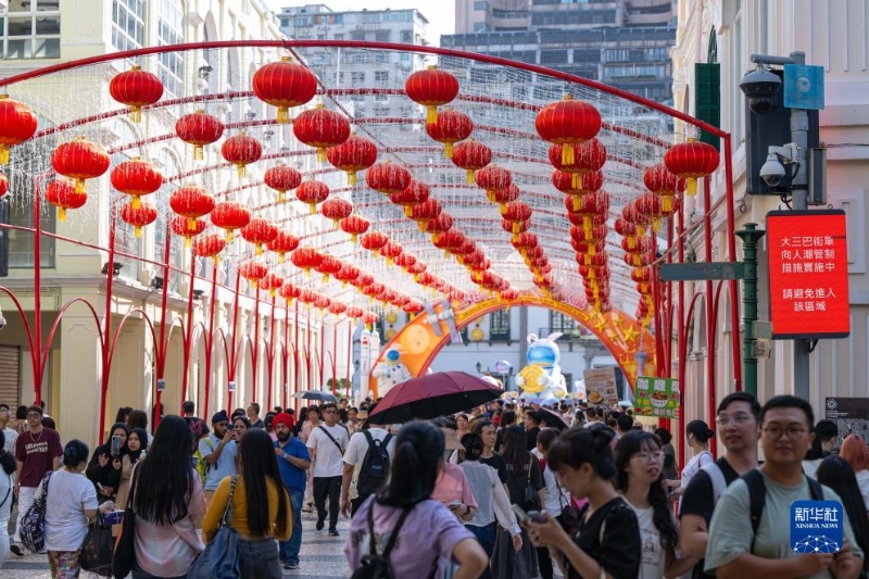 9月30日，游客在澳門議事亭前地游覽。（圖源：新華社）