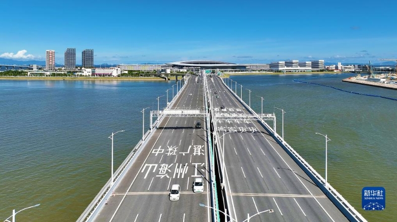 7月11日，車輛在港珠澳大橋上行駛（無人機(jī)照片）。（圖源：新華社）