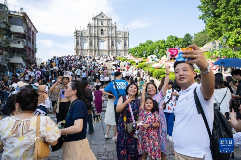 10月1日，游客在澳門大三巴牌坊前游覽。（圖源：新華社）