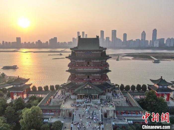 圖為航拍落日時(shí)分的滕王閣，風(fēng)景壯美，眾多游客在滕王閣內(nèi)游玩。劉力鑫 攝