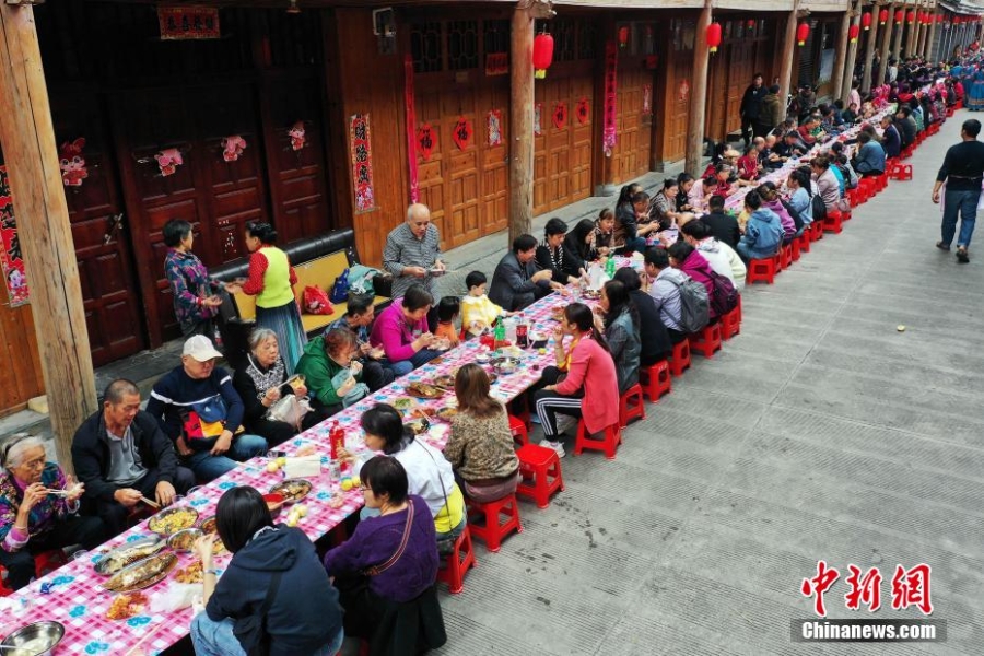 龍勝：萬(wàn)人共慶魚(yú)宴節(jié) 長(zhǎng)桌上話豐年
