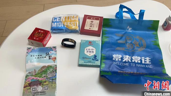 樂(lè)迷收到的伴手禮。受訪者供圖