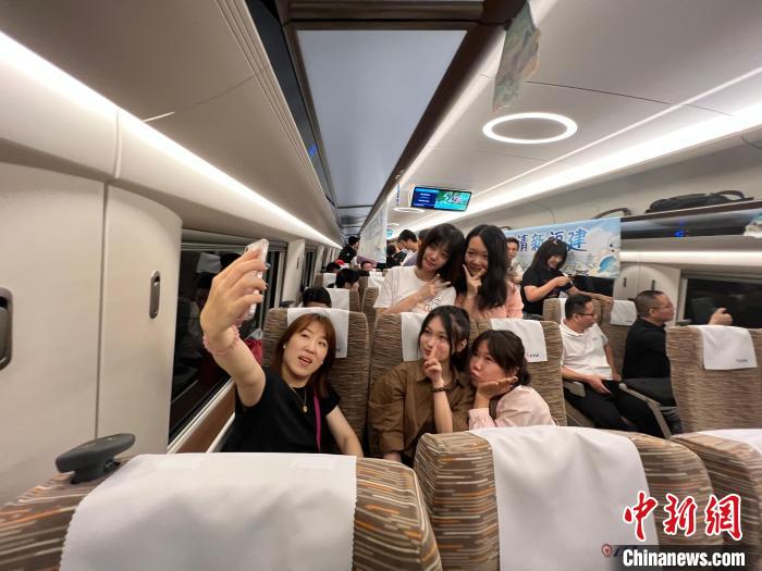 28日9時15分，隨著G9801次從福州南站開出，標(biāo)志著中國首條時速350公里跨海高鐵——福(州)廈(門)高鐵開通運營，福州與廈門兩地跑進1小時。丁波 攝