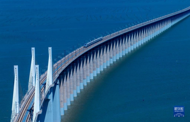 一列運行試驗車組駛過福廈高鐵湄洲灣跨海大橋（9月19日攝，無人機照片）。新華社記者 魏培全 攝