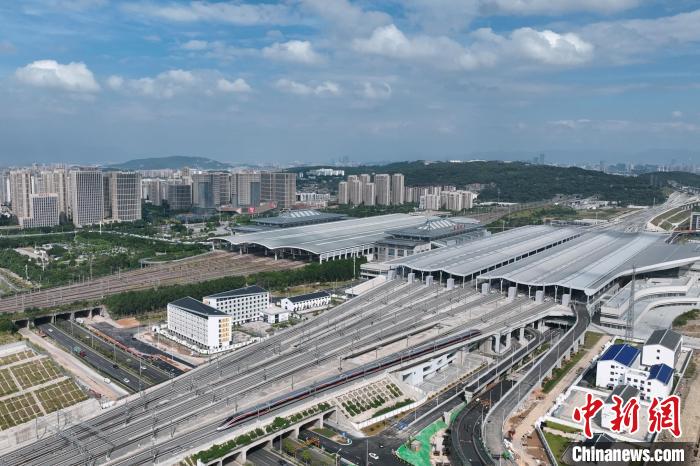 9月28日，一列CR400AF新型復(fù)興號智能動車組從福州南站駛出，連接福州與廈門、漳州的福廈高鐵全線投入運營。李金明攝