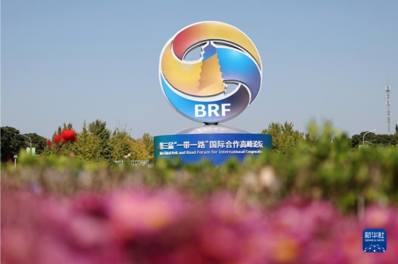 這是在北京市北土城路附近拍攝的“一帶一路”國(guó)際合作高峰論壇景觀布置（10月16日攝）。新華社記者 陳斌 攝