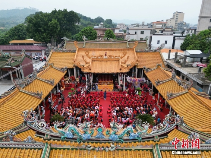 10月19日，廣東省揭陽市，海峽兩岸三山國王祭祀大典在在三山國王祖廟(三山祖廟遺址)舉辦。據(jù)悉，三山國王文化是發(fā)源于粵東地區(qū)、傳播到中國臺灣地區(qū)和東南亞等地的民間信仰，揭陽三山國王祖廟距今1400多年，是兩岸三山國王宮廟的祖庭。圖為兩岸三山國王文化交流參訪團成員參加祭祀大典。(無人機照片)<a target='_blank' href='/'>中新社</a>記者 陳楚紅 攝
