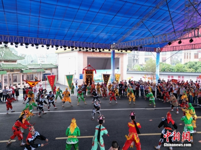 10月19日，廣東省揭陽市，海峽兩岸三山國王祭祀大典在在三山國王祖廟(三山祖廟遺址)舉辦。據(jù)悉，三山國王文化是發(fā)源于粵東地區(qū)、傳播到中國臺灣地區(qū)和東南亞等地的民間信仰，揭陽三山國王祖廟距今1400多年，是兩岸三山國王宮廟的祖庭。圖為活動現(xiàn)場的英歌舞表演。<a target='_blank' href='/'>中新社</a>記者 陳楚紅 攝