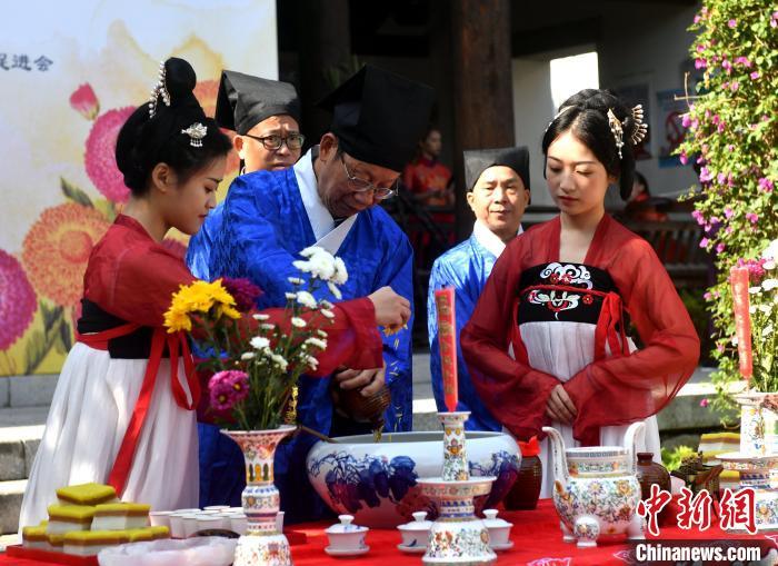 資料圖：圖為傳統(tǒng)重陽(yáng)祭酒儀式?！蚊?攝