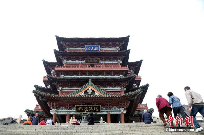 資料圖：中國(guó)農(nóng)歷九月初九，重陽(yáng)佳節(jié)。民眾來(lái)到位于江西南昌的滕王閣旅游區(qū)，登高祈福。<a target='_blank' href='/'>中新社</a>記者 姜濤 攝