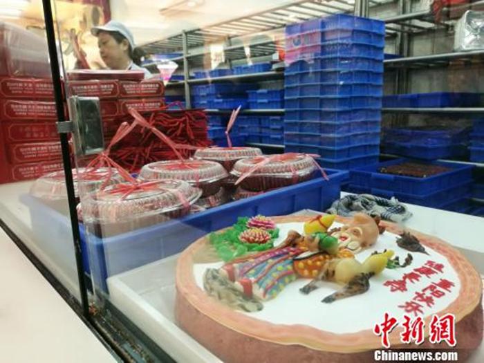 資料圖：等待銷(xiāo)售的重陽(yáng)糕?！＄娚?攝