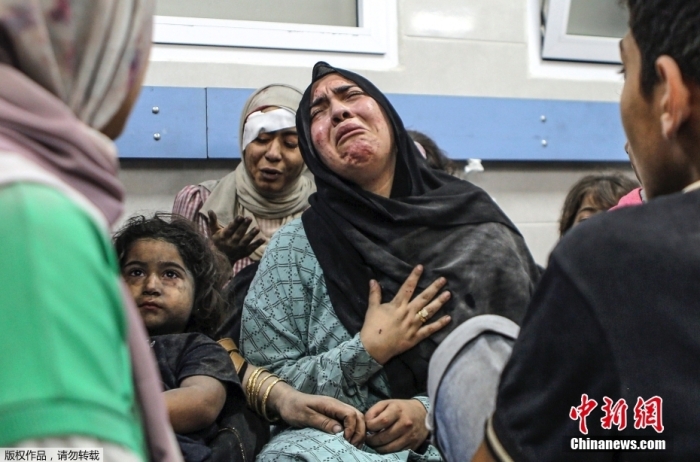 資料圖：當?shù)貢r間10月17日，以色列對加沙城發(fā)動空襲后，al-Shifa醫(yī)院里受傷的巴勒斯坦人。