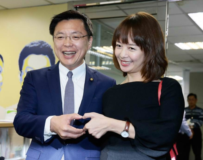 民進(jìn)黨立委趙天麟（左）和綽號“丁丁”的妻子丁雅婷