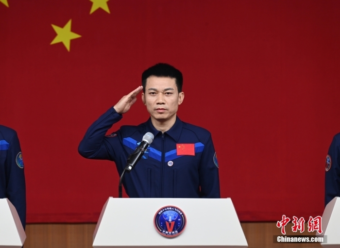 10月25日11時(shí)，湯洪波、唐勝杰、江新林3名航天員在酒泉衛(wèi)星發(fā)射中心問(wèn)天閣與中外媒體記者集體見(jiàn)面。圖為航天員湯洪波。汪江波 攝