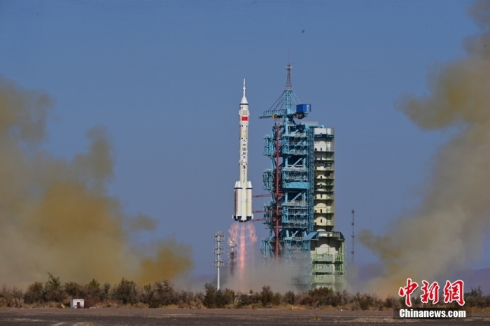 北京時間10月26日11時14分，搭載神舟十七號載人飛船的長征二號F遙十七運(yùn)載火箭在酒泉衛(wèi)星發(fā)射中心點(diǎn)火發(fā)射，約10分鐘后，神舟十七號載人飛船與火箭成功分離，進(jìn)入預(yù)定軌道，航天員乘組狀態(tài)良好，發(fā)射取得圓滿成功。汪江波 攝