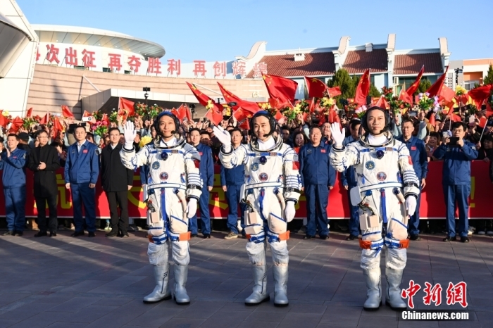 北京時間2023年10月26日8時24分，神舟十七號載人飛行任務(wù)航天員乘組出征儀式在酒泉衛(wèi)星發(fā)射中心問天閣圓夢園廣場舉行。8時26分，中國載人航天工程總指揮、空間站應(yīng)用與發(fā)展階段飛行任務(wù)總指揮部總指揮長許學(xué)強(qiáng)下達(dá)“出發(fā)”命令，湯洪波、唐勝杰、江新林3名航天員領(lǐng)命出征。汪江波 攝
