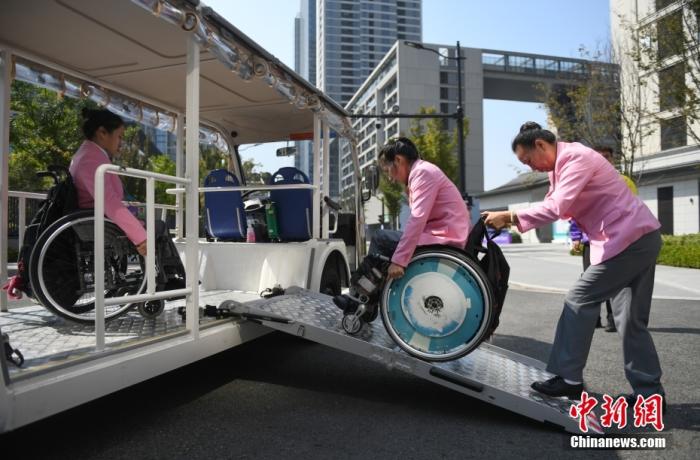 資料圖：10月16日，運動員在亞殘運村使用無障礙接駁車。<a target='_blank' href='/'>中新社</a>記者 王剛 攝