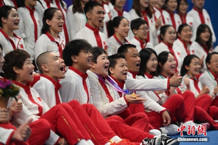 10月27日，杭州亞殘運(yùn)會(huì)游泳項(xiàng)目的比賽全部結(jié)束，中國(guó)隊(duì)共獲得56金52銀42銅，隊(duì)員們?cè)谫惡筮M(jìn)行慶祝。圖為中國(guó)隊(duì)隊(duì)員歡呼、合影。<a target='_blank' href='/'>中新社</a>記者 王剛 攝