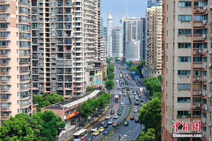 資料圖：上海黃浦區(qū)“老西門”西藏南路附近高樓林立，交通繁忙，都市風景獨好。 /CNSphoto 王岡 攝