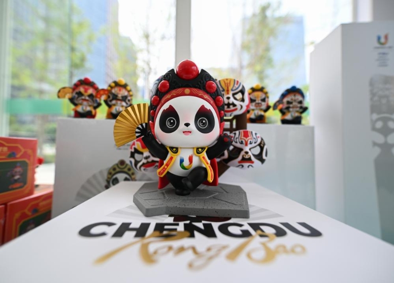 這是7月19日在成都市一家成都大運會特許商品零售店內(nèi)拍攝的成都大運會川劇變臉盲盒“蓉寶”玩偶。（圖源：新華社）
