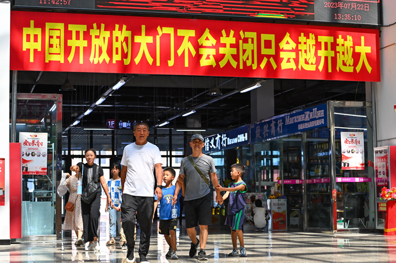 7月22日，游客在新疆塔城巴克圖中哈邊民互市絲路文化商品城參觀游覽。（圖源：新華社）