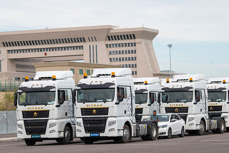 9月6日，在霍爾果斯公路口岸等待出口的車輛。（圖源：新華社）