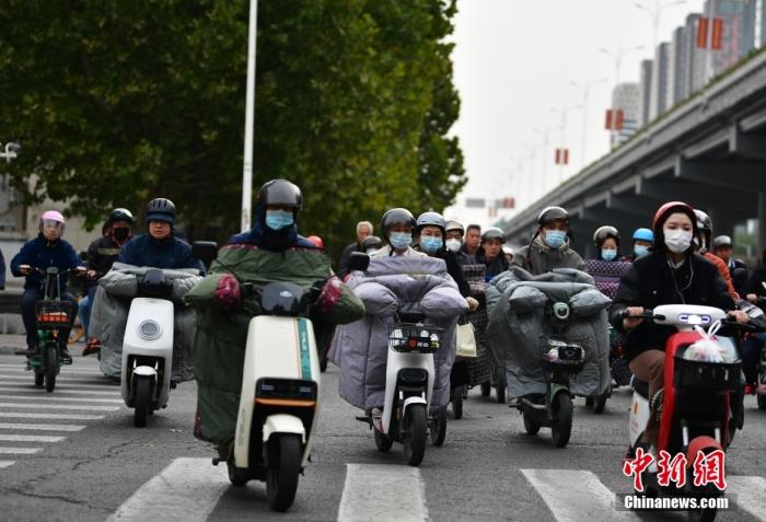 11月3日，河北石家莊迎降溫天氣，市民“捂”裝出行。 <a target='_blank' href='/'>中新社</a>記者 翟羽佳 攝