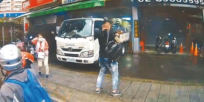 4月20日，臺(tái)灣一名17歲劉姓少年持改造沖鋒槍，朝某當(dāng)鋪門口掃射51槍后帶槍投案。圖片來(lái)源：臺(tái)灣中時(shí)新聞網(wǎng) 警方提供