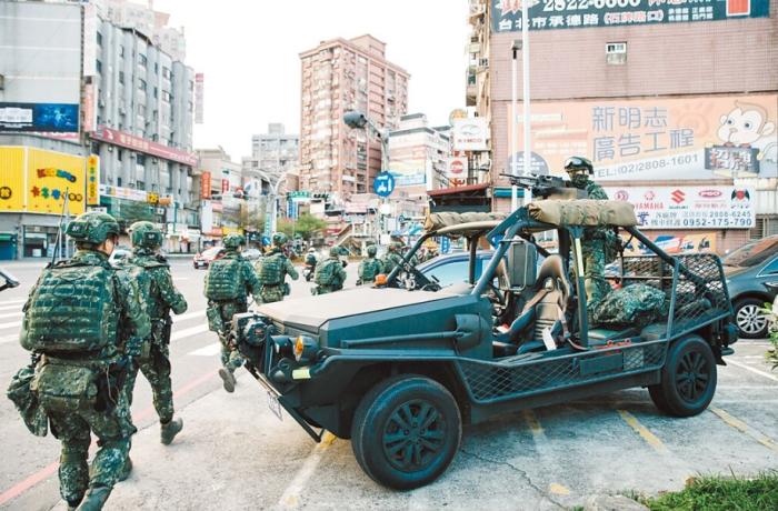圖為2021年臺(tái)陸軍特種作戰(zhàn)指揮部在演習(xí)。圖片來(lái)源：臺(tái)灣《中國(guó)時(shí)報(bào)》。