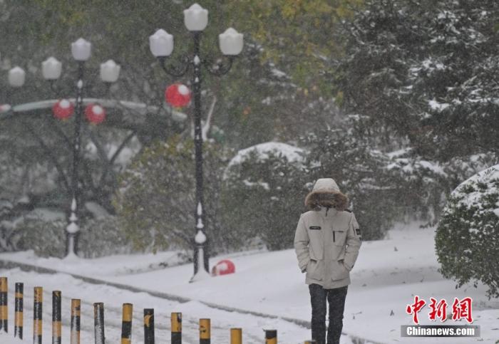 圖為市民在雪中出行。 <a target='_blank' href='/' >中新網(wǎng)</a>記者 于海洋 攝