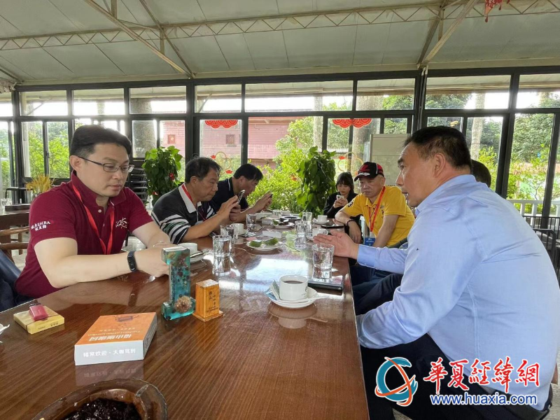 臺(tái)商考察團(tuán)熱烈交流。（攝影 李昕）