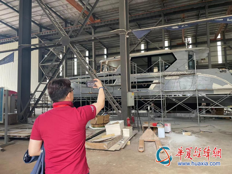嘉信游艇廠房?jī)?nèi)的在建游艇，吸引臺(tái)商眼球。（攝影 李昕）