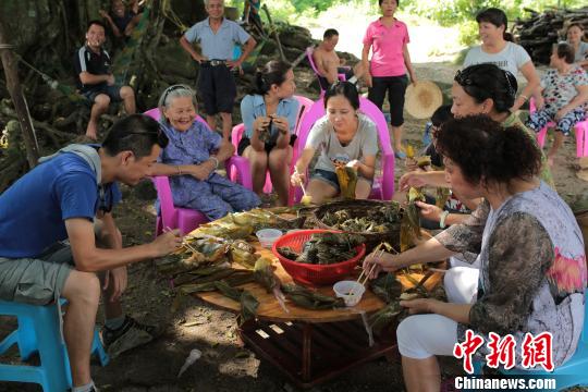 資料圖為：李美金老人請吃粽子。