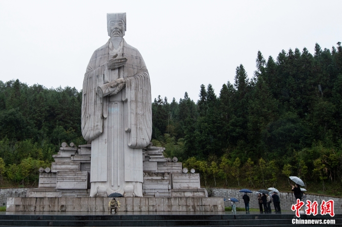 圖為采訪團(tuán)在朱子雕像前。<a target='_blank' href='/' >中新網(wǎng)</a>記者 李駿 攝