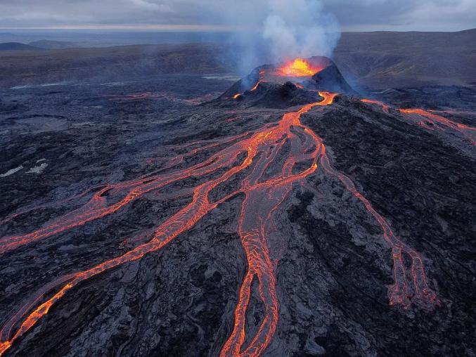 資料圖，2021年法格拉達爾火山爆發(fā)。圖源：視覺中國