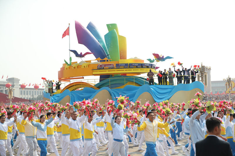 2019年10月1日上午，慶祝中華人民共和國(guó)成立70周年大會(huì)在北京天安門(mén)廣場(chǎng)隆重舉行。這是群眾游行中的“人類(lèi)命運(yùn)共同體”方陣。（圖源：新華社）