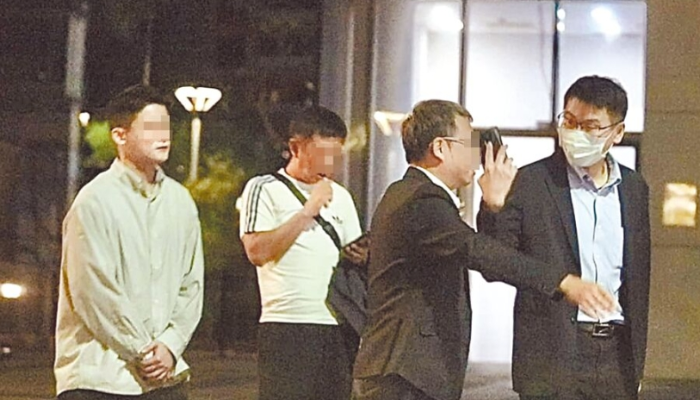 臺北市議員徐巧芯6日爆料，陸委會副主委梁文杰（右一）10月27日晚間到內(nèi)湖某招待所，疑有女陪侍
