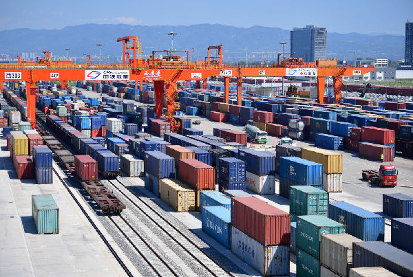 長安號中歐班列在西安新筑車站內(nèi)裝卸集裝箱（2019年8月15日攝）。新華社記者 邵瑞 攝