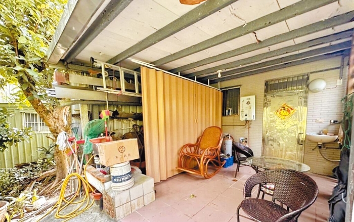 賴清德老家主建物後還有個白色屋頂房子。（讀者提供／周毓翔臺北傳真）