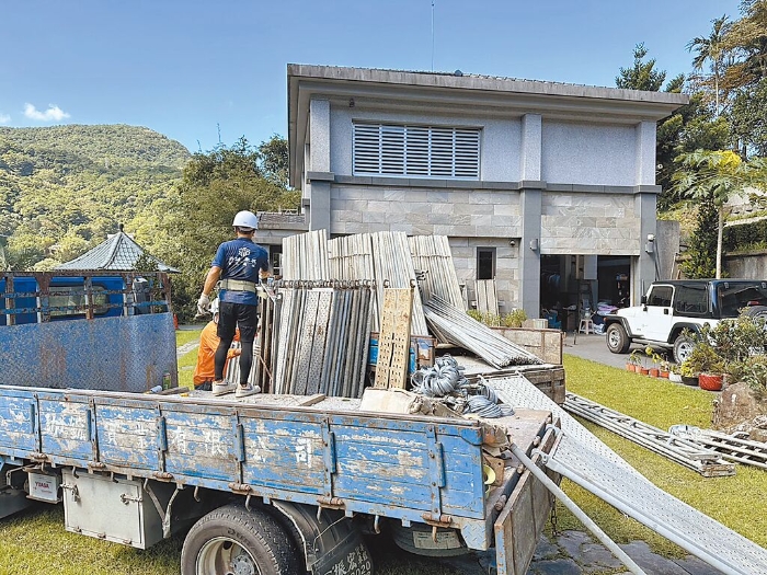 新北市第12選區(qū)立委參選人、國民黨市議員廖先翔父親廖正良位於汐止區(qū)東山路的住家被控是大型違建，避免申請合法的程序曠日費時，廖先翔5日雇工「整棟拆除」，並呼籲副總統(tǒng)賴清德萬里老家違建用同樣的標(biāo)準(zhǔn)對待。（新北市議員廖先翔提供／高鈞麟新北傳真）
